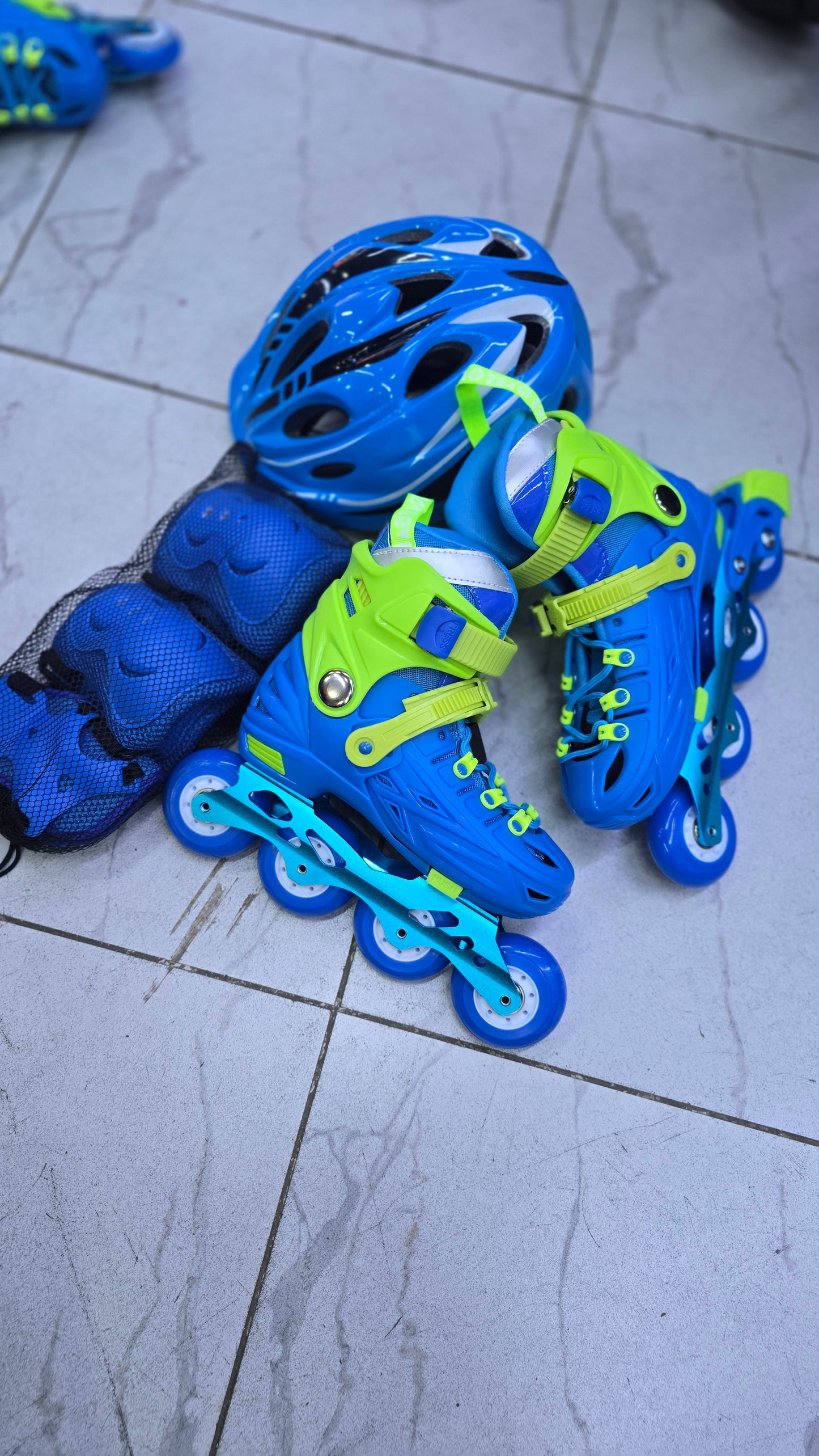 Complete set Skating Shoes – Skating Shoes, Helmet & Protective Guards